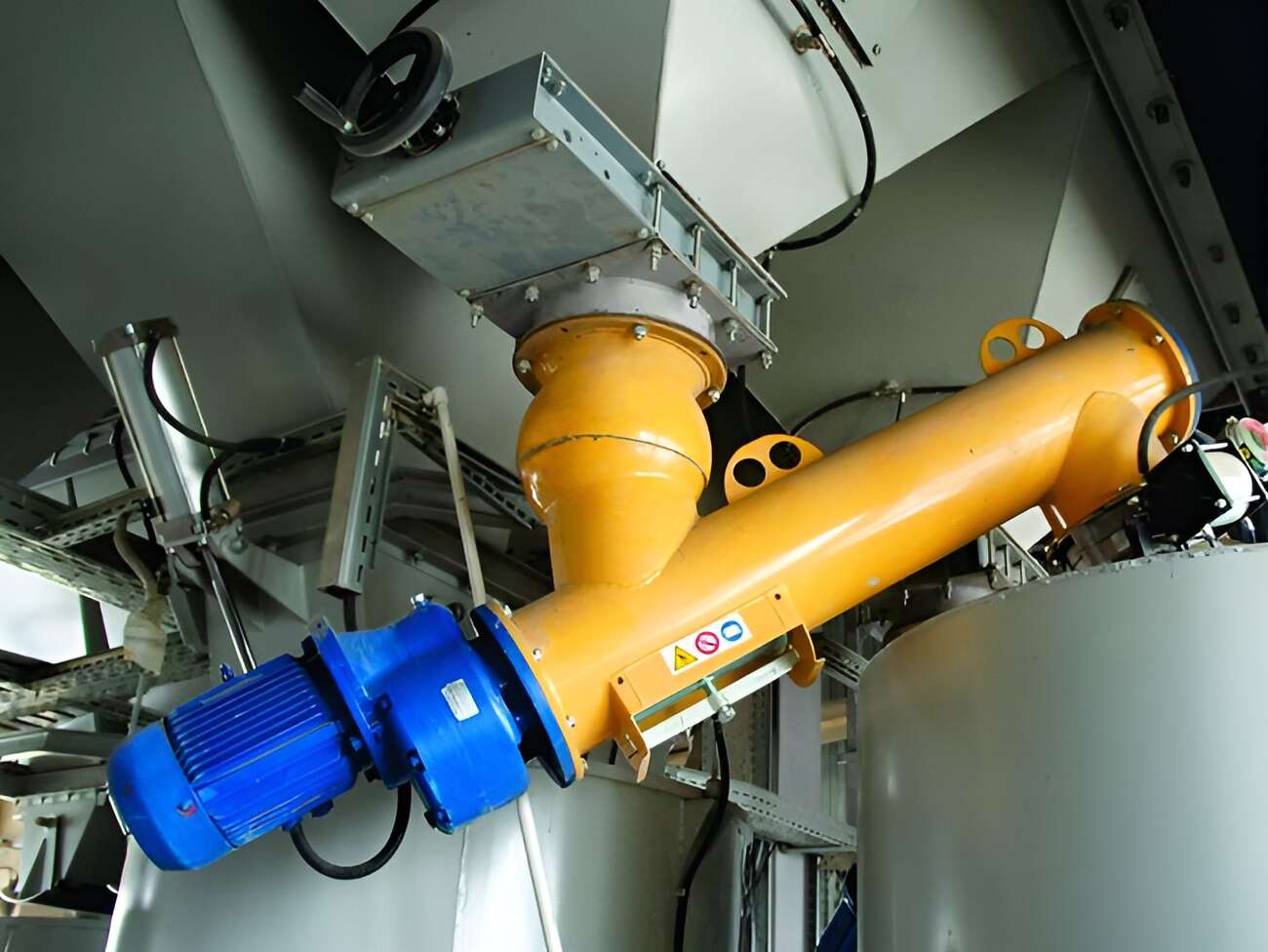 шнековый транспортер на бетонном заводе